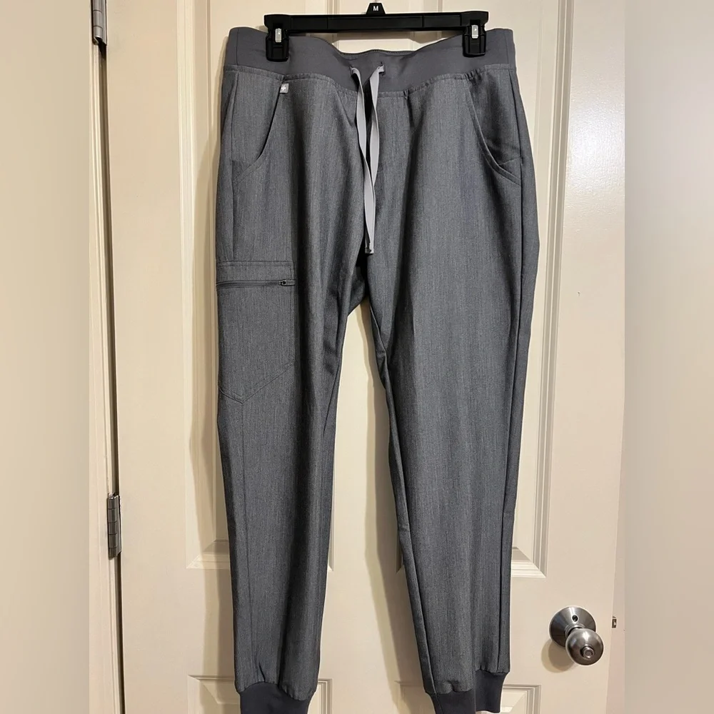 FIGS 3 Pocket Scrub Top + Zamora Joggers - Size M in Graphite - Picture 5 of 5